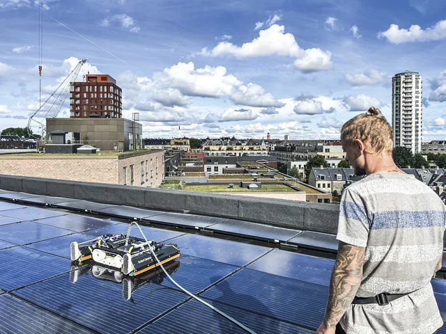 Renserobot på solceller